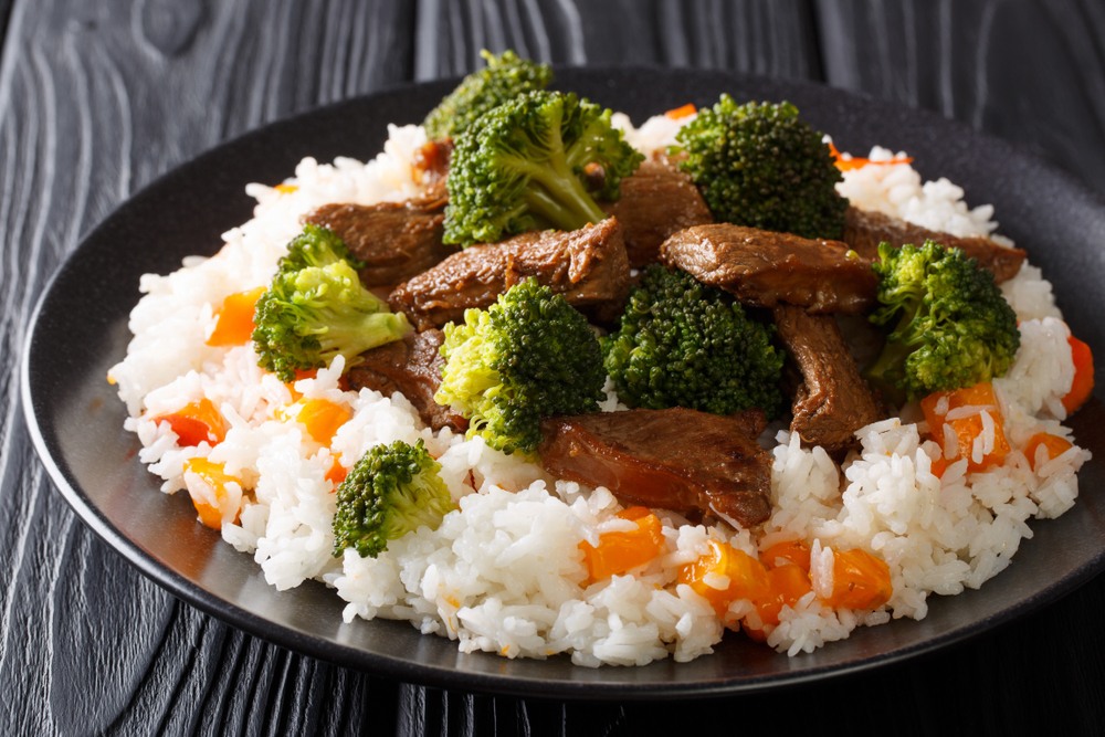Asian,Beef,With,Broccoli,Served,With,Rice,And,Persimmon,Close-up