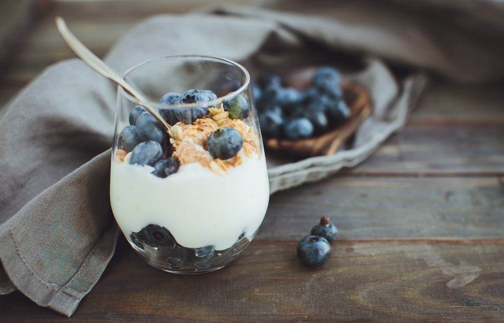 Yogurt,With,Granola,And,Fresh,Blueberries,,In,Glass,Bowl,