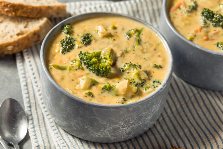 Homemade,Healthy,Broccoli,Cheddar,Soup,With,Bread